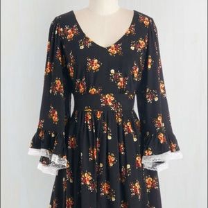 NWOT MOD CLOTH BELL SLEEVE DRESS